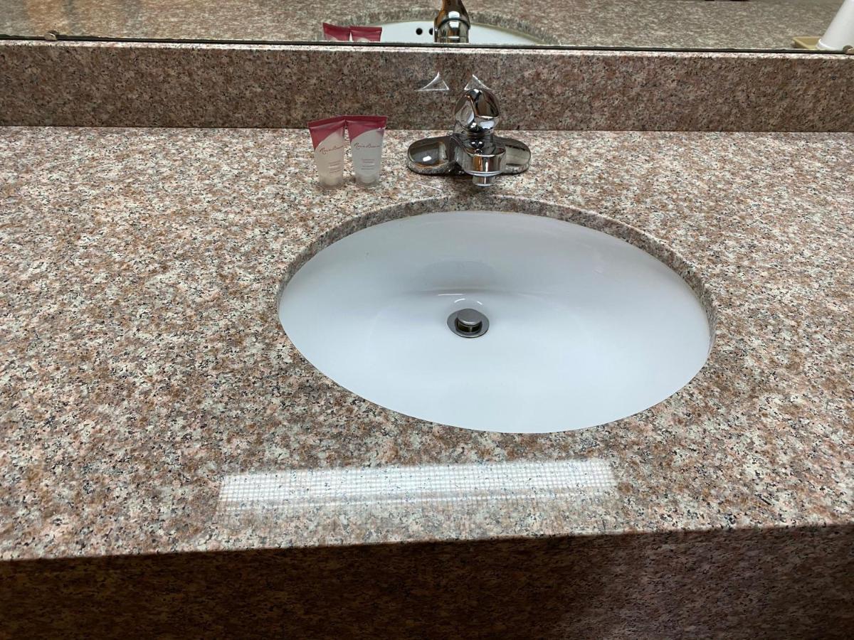 Harrisonville Inn & Suites Zewnętrze zdjęcie